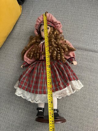 Muñeca decorativa de porcelana