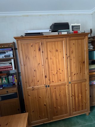 Escritorio de madera con armario y estantes