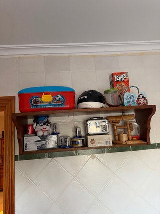 Escritorio de madera con armario y estantes