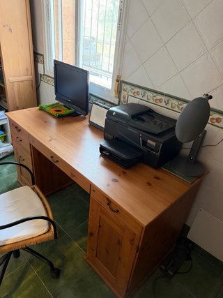 Escritorio de madera con armario y estantes