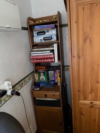 Escritorio de madera con armario y estantes