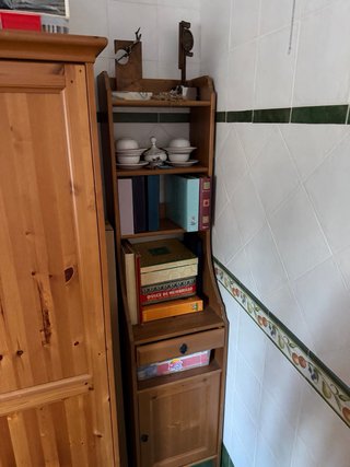 Escritorio de madera con armario y estantes