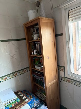 Escritorio de madera con armario y estantes