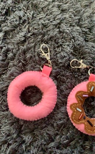 Pack de 2 llaveros artesanales de rosquillas rosa