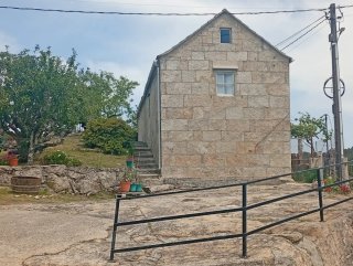 Se venden 2 casas a 15 km de Pontevedra