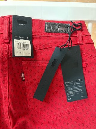 Pantalón nuevo Levi's Rojo Estampado Talla W26L32