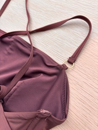Top bikini bandeau marrón cruzado
