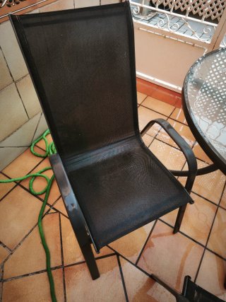 Tavolo rotondo in vetro e 3 sedie da giardino