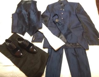 Traje azul con chaleco y zapatos