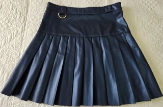 Falda plisada azul marino