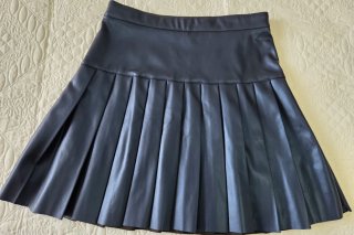 Falda plisada azul marino