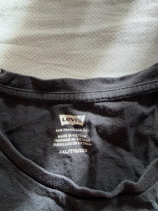 Camiseta Levi's Negra Logo Rojo