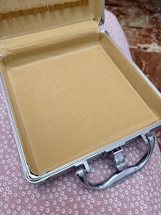 Maletín de maquillaje plateado