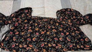 Blusa corta floral negra verano