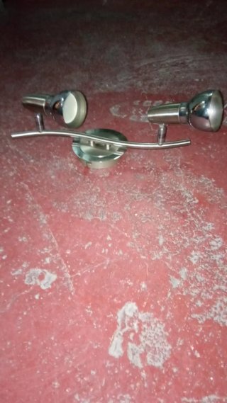 Lámpara de metal plateada con dos focos