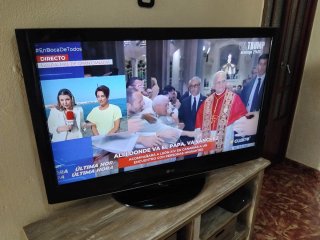 Televisión LG 42 con pie movible
