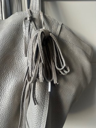 Bolso TCN grande plateado con fleco