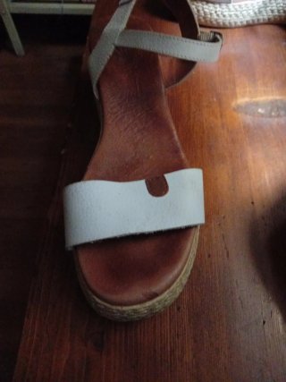 Sandalias cuña piel marrón y blanco Talla 41