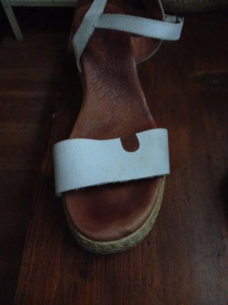 Sandalias cuña piel marrón y blanco Talla 41