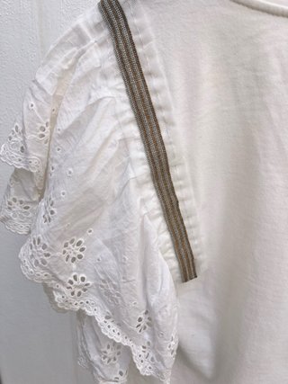 Camiseta blanca talla única con mangas volantes
