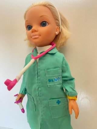 Nancy Médico Traje Verde