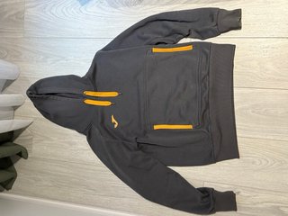 Sudadera Joma gris con detalles mostaza
