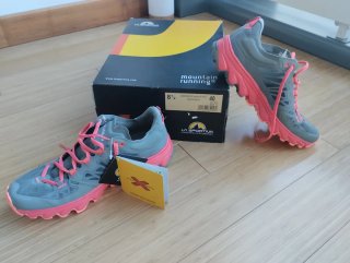 La Sportiva Helios III T.40 Gris/Rosa