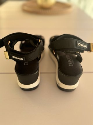 Sandalias cuña negras cómodas