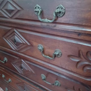 Cómoda de madera con 5 cajones