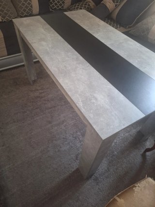 Mesa de comedor color cemento  gris