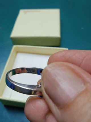 Anillo de plata tipo solitario, con piedra cuadrad