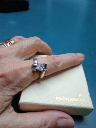 Anillo de plata tipo solitario, con piedra cuadrad