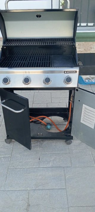 Barbacoa de gas negra y plateada