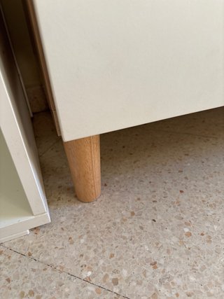 Mueble bajo salón madera y blanco Ikea
