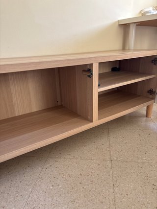 Mueble bajo salón madera y blanco Ikea