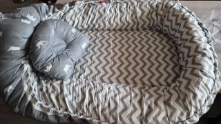 Cuna nido bebé gris coronas y zig-zag,  reversible