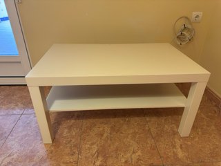 Sofá , mesa Tv y estanterias.