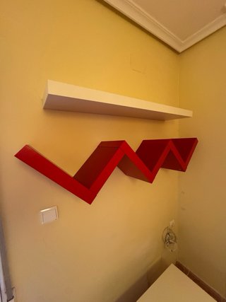 Sofá , mesa Tv y estanterias.