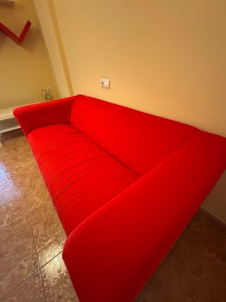 Sofá , mesa Tv y estanterias.