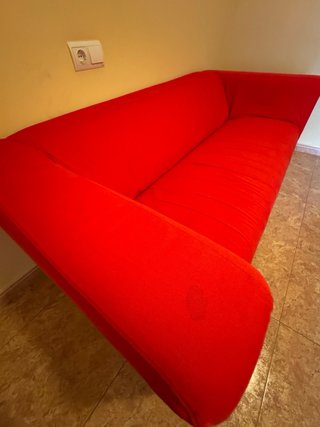 Sofá , mesa Tv y estanterias.