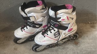 Patines en línea blancos y rosas