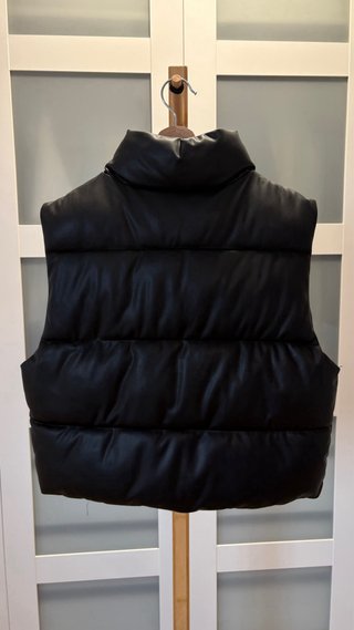 Chaleco efecto piel Zara negro