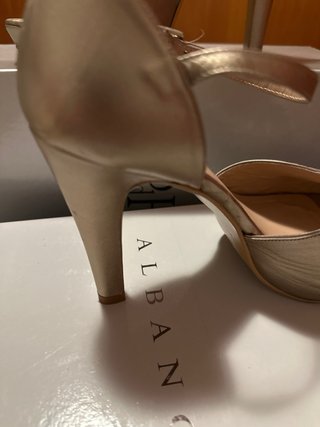 Zapatos de tacón dorados con lazo
