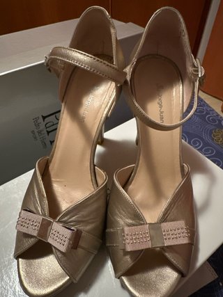 Zapatos de tacón dorados con lazo
