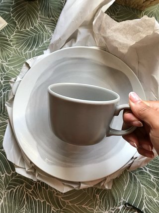 Set de vajilla gris y blanco