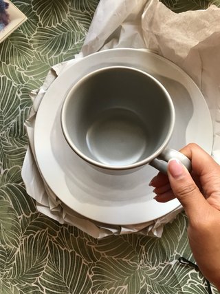 Set de vajilla gris y blanco