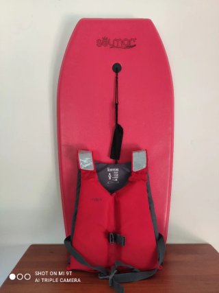 Tabla de surf y chaleco salvavidas niño