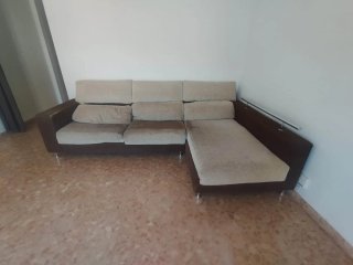 Sofá chaise longue beige y marrón