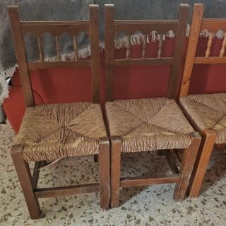 Juego de 4 sillas de mimbre y madera