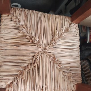 Juego de 4 sillas de mimbre y madera